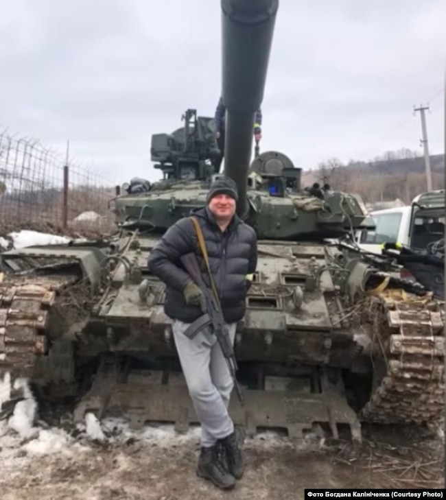 Трофеї, які ДФТГ конфіскували у противника на Сумщині у лютому 2022 року. В'ячеслав Бершов біля російського танка поблизу Сум. Фото Богдана Калініченка