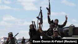 په لیبیا کې د وسله والو یو پخوانی عکس.