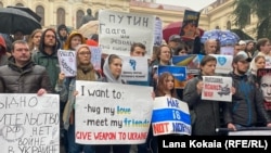 Oroszok tüntetnek Tbilisziben a háború ellen 2022 novemberében