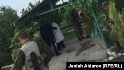 Пограничникам Таджикистана оказывают помощь после конфликта на границе с Кыргызстаном. Фото местных жителей, присланных редакции «Азаттыка».