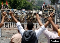 Прихильники Мухаммада Мурсі влаштували демонстрацію біля солдатів Республіканської гвардії, Каїр, 8 липня 2013 року