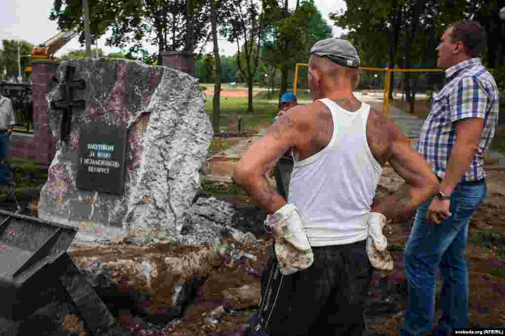 Помнік «Пакутнікам за волю і незалежнасьць Беларусі» ў Маладэчне разбурылі падчас яго чарговага пераносу 28 чэрвеня. Фота Siarhiej Leskieć