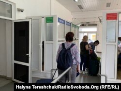 Українці масово їдуть за кордон
