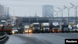 Russia -- A road police officer blocks off the traffic on the Moscow Ring Automobile Road (MKAD) on the suburbs of Moscow, December 4, 2015