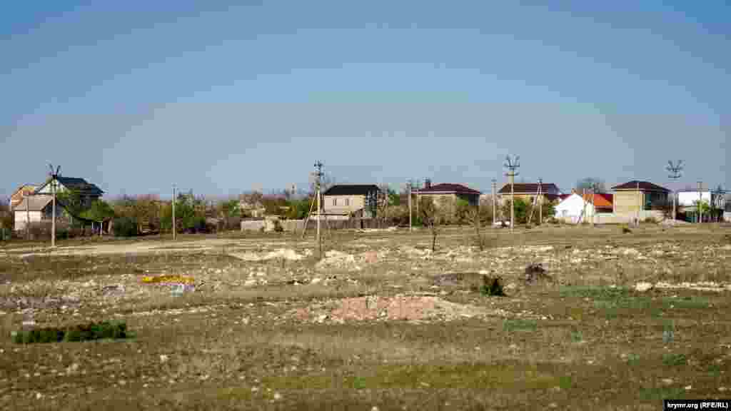 Півкільцем масив оточений несанкціонованими звалищами будівельного сміття, напівзруйнованими об&#39;єктами міської промзони