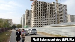 Недостроенные дома в микрорайоне "Мамыр-5", которые возводятся по государственной жилищной программе. Алматы, 23 октября 2013 года.