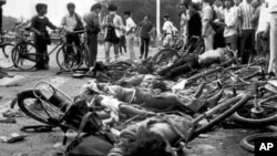 Cadavrele unor civili morți în apropiere de Piața Tiananmen din Beijing, la începutul zilei de 4 iunie 1989. Tancuri și soldați au luat cu asalt zona peste noapte, punând capăt în mod violent demonstrațiilor studențești pentru reforma democratică din China.