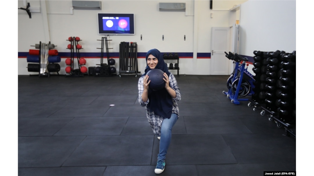 Қыз спортзалда киімін шешіп алған