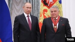 Михайло Ковальчук (п) поруч із Володимиром Путіним
