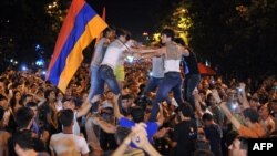 Протестующие на проспекте Баграмяна, Ереван, ночь с 24-го на 25 июня 2015 г.