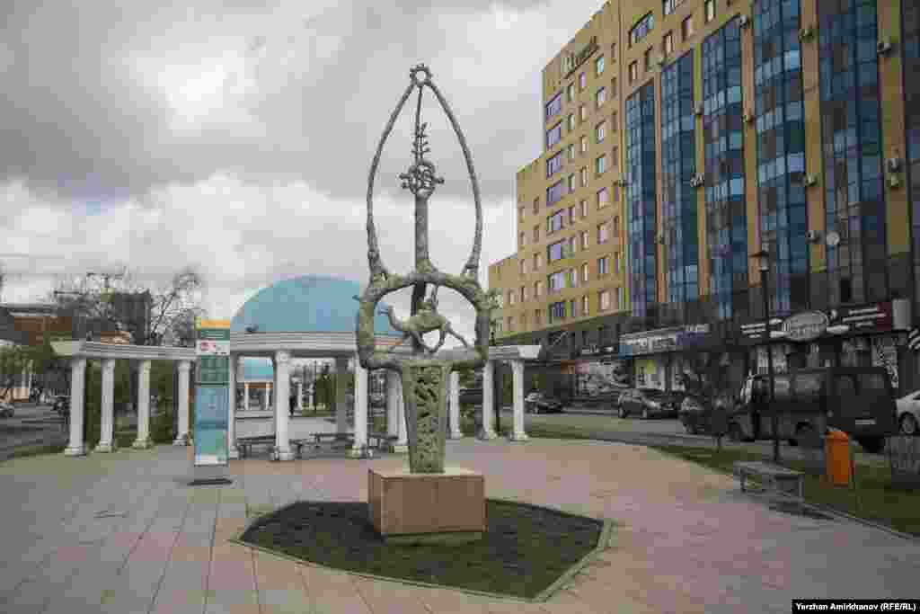 2008 жылы Қызылорда облысы Астана қаласына мүсінші Жәркен Ысмағұлов жасап шығарған &quot;Қорқыт қобызы&quot; скульптуралық композициясын тарту еткен.