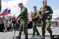 Liderul separatist din Donețk Aleksandr Zaharcenko însoțit de gărzi de corp.