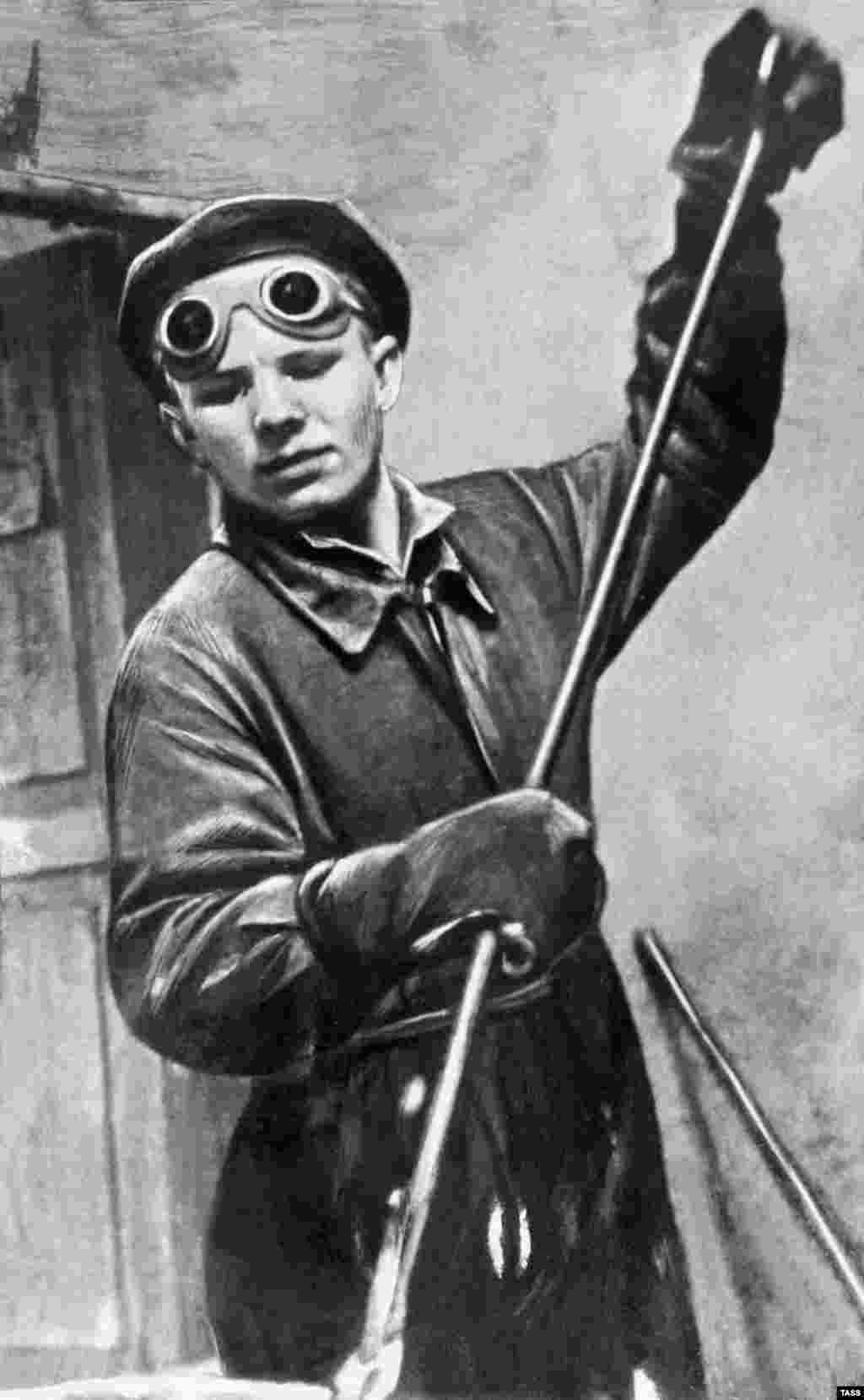 Гагарин в литейном цеху Люберецкого металлургического завода в 1951 году. Будущий космонавт окончил ремесленное училище по специальности литейщика, а затем продолжил обучение в Саратовском техническом училище по специальности тракториста.