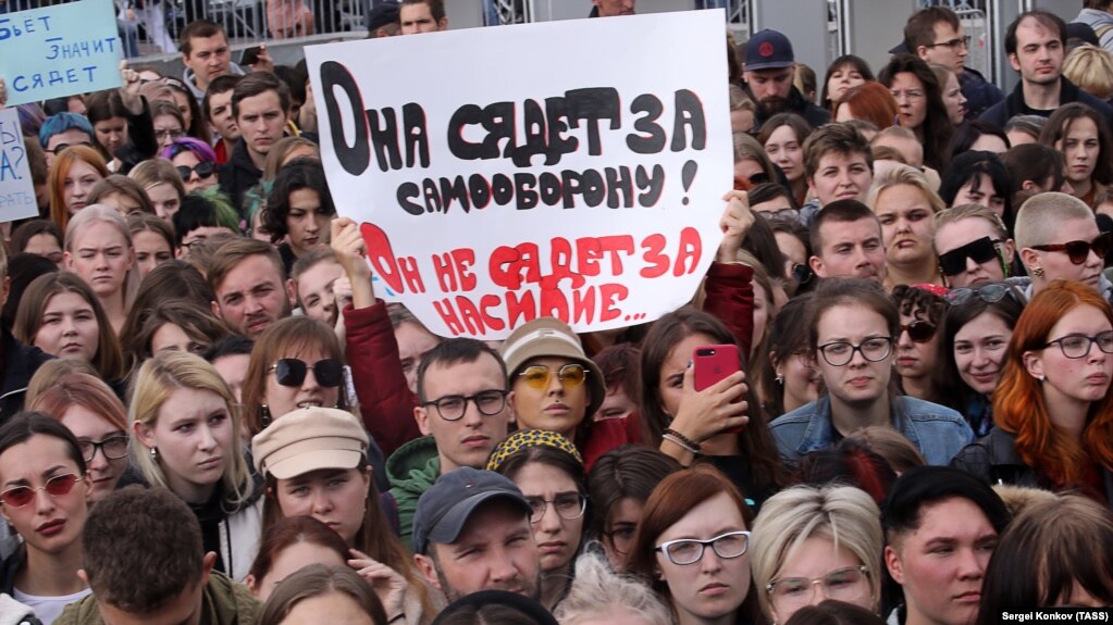 Митинг в поддержку сестер Хачатурян в Петербурге