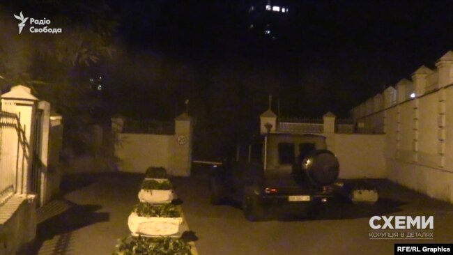 Mercedes під’їхав до шлагбауму, утім на режимну територію пустили лише охоронця Mercedes під’їхав до шлагбауму, утім на режимну територію пустили лише охоронця