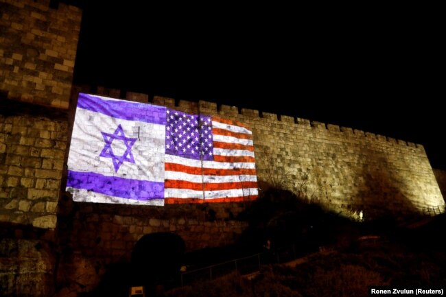 Световая проекция флагов США и Израиля на стене Старого города Иерусалима. Вечер 6 декабря 2017 года