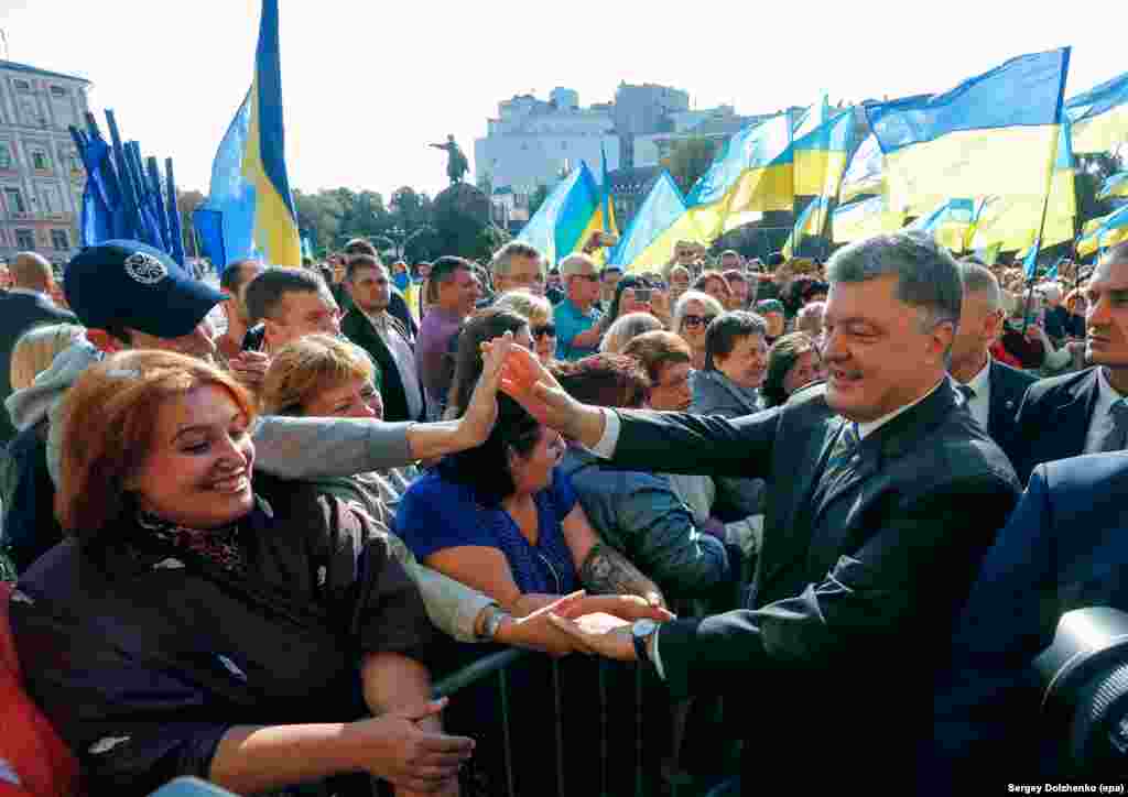 Президент України Петро Порошенко під час урочистостей на церемонії підняття Державного Прапора на Софійській площі, в Києві, 23 серпня 2017 року