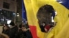 В новую эпоху Румыния входила с флагом с дыркой на месте коммунистического герба. Ныне так и чествуют память о революции