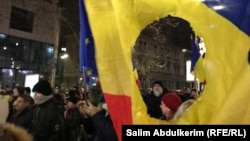 В новую эпоху Румыния входила с флагом с дыркой на месте коммунистического герба. Ныне так и чествуют память о революции