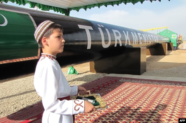 Turkmenistanski dečak u tradicionalnoj odeći na ceremoniji otvaranja gasovoda.