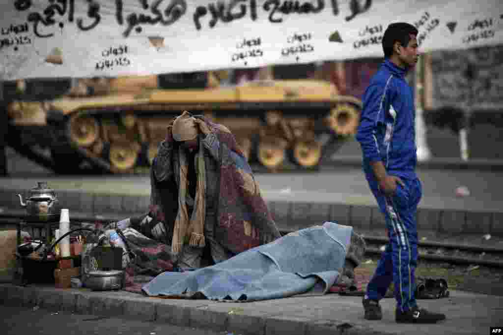 Egipat - Demostranti ostaju na ulici 24 sata. Foto: AFP / Gianluigi Guercia 