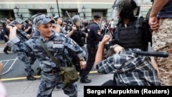 Столкновения полиции и участников акции против пенсионной реформы (иллюстративное фото)