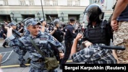 Сотрудник Росгвардии бьет участника акции протеста против планируемого повышения пенсионного возраста. Москва, 9 сентября 2018 года. 