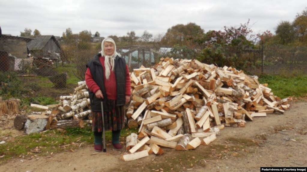   A charity drive to collect donations for firewood for poorer households has set the Russian Internet alight. 