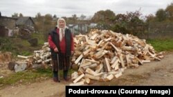 Движение "Подари дрова" в России (архивное фото) 