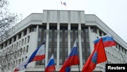 Будівля Верховної Ради Криму з російським триколором на щоглі