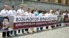 На акции журналисты демонстрировали фотографию 12-летнего Мирзы Цецхладзе с пояснительной надписью: "Осталось две недели". Мальчика еще можно спасти, однако для этого требуется пересадка костного мозга
