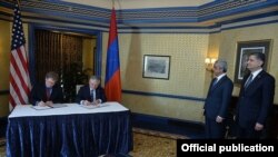 U.S. - U.S. Assistant Trade Representative Daniel Mullaney (L) and Armenian Foreign Minister Edward Nalbandian sign the U.S.-Armenian Trade and Investment Framework Agreement, Washington, 7May2015.