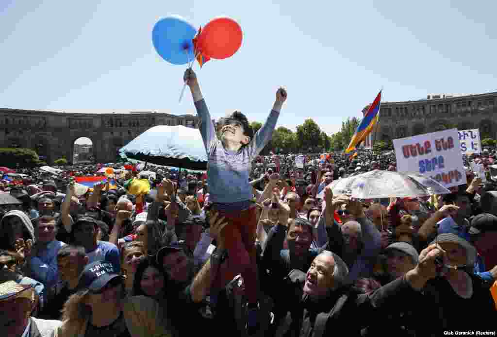 Ереванның орталығында оппозиция жетекшісі Никол Пашинянның жақтастары парламенттегі премьер-министр сайлауының қорытындысын күтіп тұр. Армения, 1 мамыр 2018 жыл.