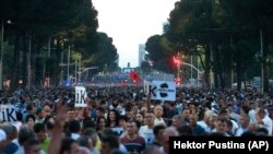 Hökümete garşy protestçiler. Tirana, 21-nji iýun, 2019.