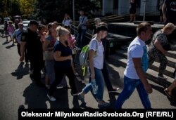 Батьки дітей табору «Вікторія» йдуть на зустріч з головою ООДА. Одеса, 17 вересня 2017 року