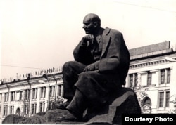 Помнік Якубу Коласу ў Менску. Скульптар Заір Азгур. Фота 1975 г. З фондаў БДАМЛМ