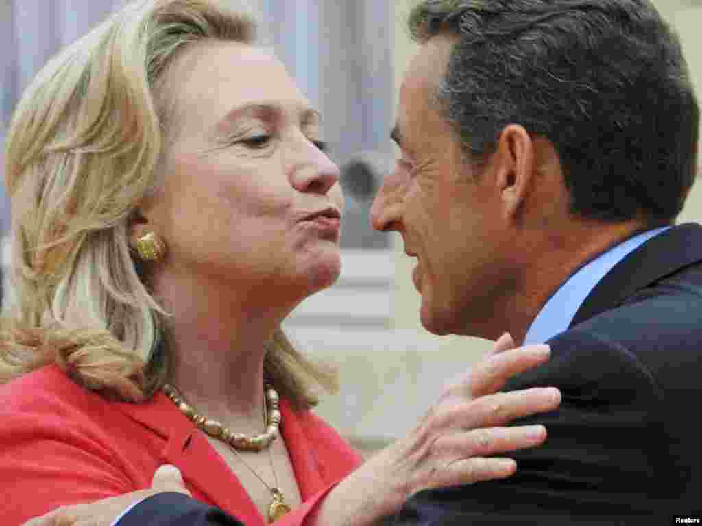 Nicolas Sarkozy (sağda) parisdə ke&ccedil;irilən Liviyanın dostları konfransına qatılmaq &uuml;&ccedil;&uuml;n gələn ABŞ-ın D&ouml;vlət Katibi Hillary Clintonu qarşılayır, 1 sentyabr 2011