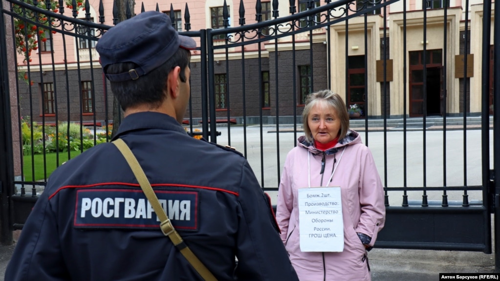 Наталья Мардиева проводит одиночный пикет