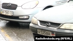 Автомобілі з українськими номерами поруч із «номерами» підтримуваного Росією угруповання «ДНР»