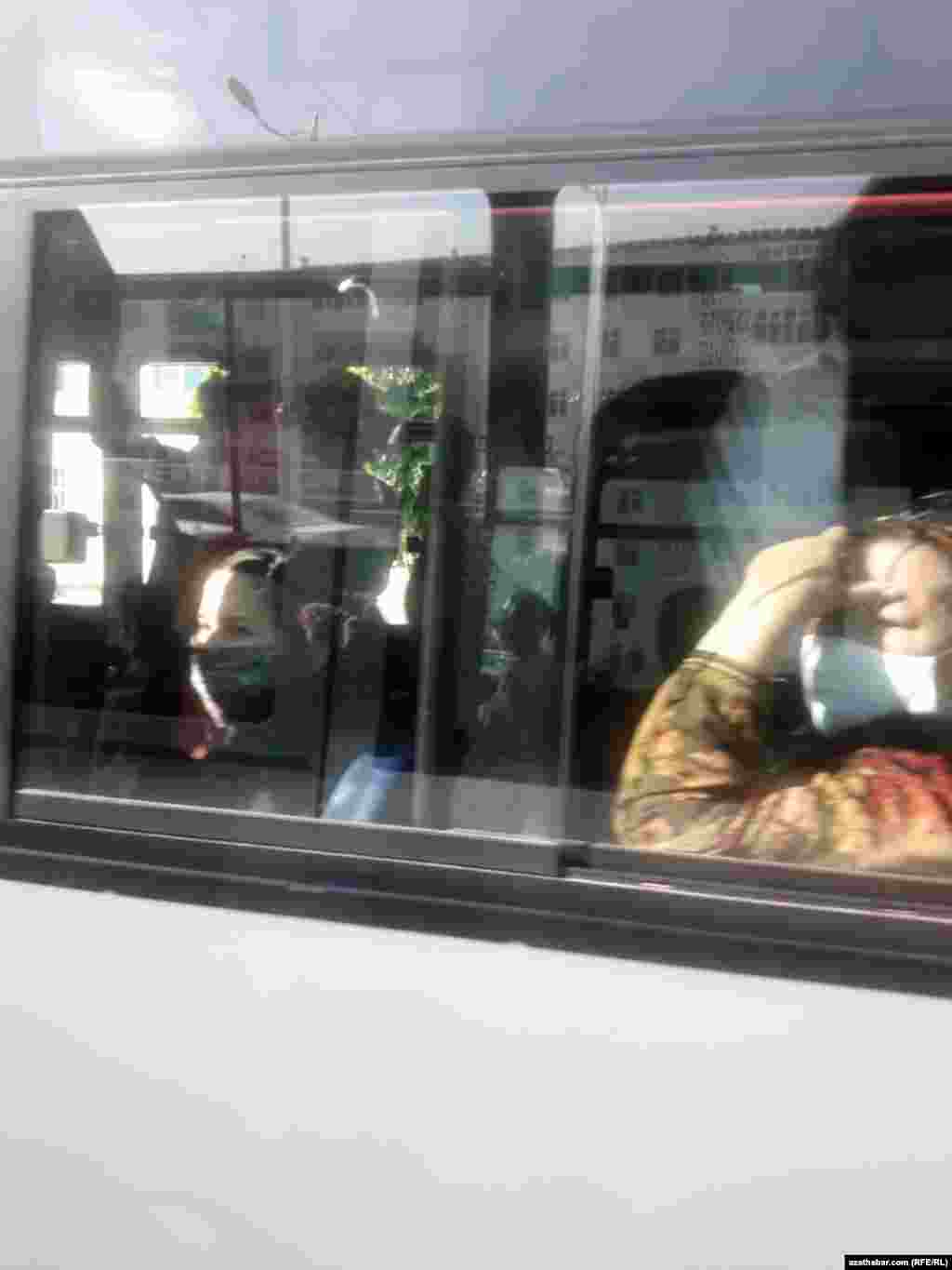 Пассажиры столичного автобуса. Ашхабад, ноябрь, 2020