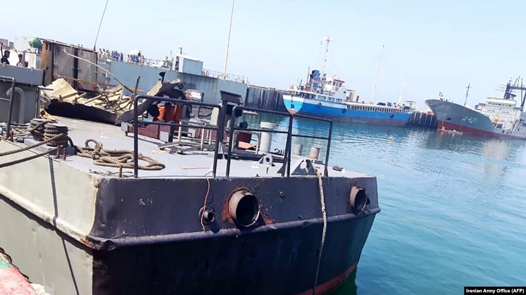 İranlı yetkililer tarafından sunulan bir not kağıdı, İran'ın Jask kentindeki hasarlı Konarak savaş gemisini gösteriyor. 11 Mayıs.