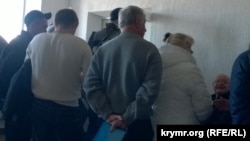Крымские автолюбители стоят в очереди, чтобы поменять водительские права. 