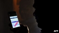 Mobilni operater Telenor Mjanmar potvrdio je u saopštenju da su mobilni operateri i internet provajderima u Mjanmaru dobili uputstvo od ministarstva komunikacija da privremeno blokiraju Fejsbuk (Ilustrativna fotografija)