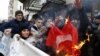 Учасники акції протесту спалюють прапор Туреччини під її посольством у Москві. 25 листопада 2015 року