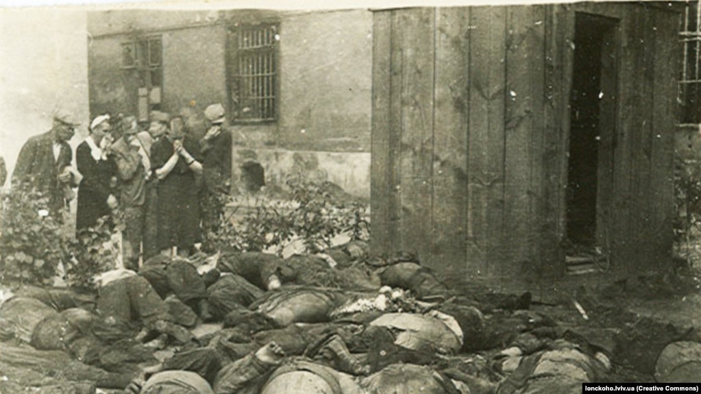 3 липня 1941 року. Рідні прийшли у двір тюрми на Лонцького, щоб знайти тіла своїх рідних, розстріляних НКВС