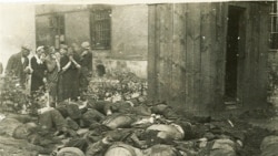 3 липня 1941 року. Рідні прийшли у двір тюрми на Лонцького, щоб знайти тіла своїх рідних, розстріляних НКВС 