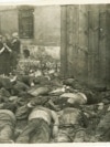3 липня 1941 року. Рідні прийшли у двір тюрми на Лонцького, щоб знайти тіла своїх рідних, розстріляних НКВС 