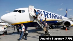 Passengers get off a Ryanair Boeing 737-8AS aircraft at the Boryspil International Airport near Kyiv in 2018.