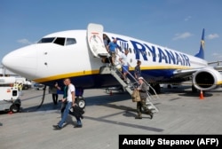 A Ryanair Boeing 737–8AS repülőjéről szállnak le a Berlinből érkező utasok a Kijev melletti Boriszpil nemzetközi reptéren 2018. szeptember 3-án