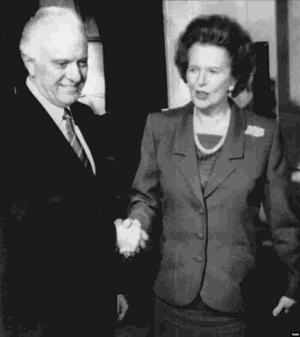 Soviet Foreign Minister Eduard Shevardnadze meets with British Prime Minister Margaret Thatcher in 1989 in London.